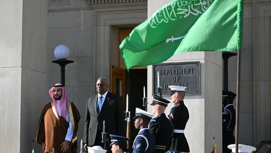 الخليج اليوم .. وزير الدفاع السعودي: بحثت مع نظيري الأمريكي تطورات التصعيد العسكري في المنطقة وجهود احتوائه