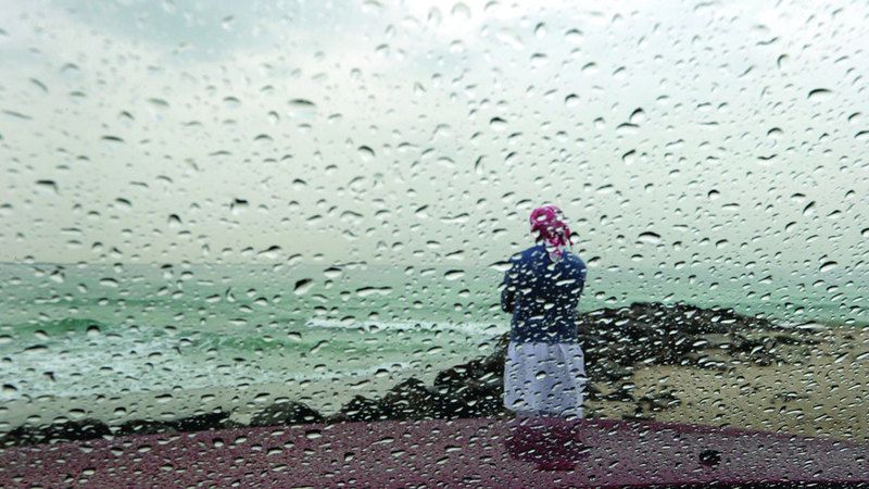 الامارات | دعا إلى توخّي الحذر "الأرصاد": أمطار مصحوبة بـ"برق رعد" من مساء اليوم حتى ظهر غدٍ