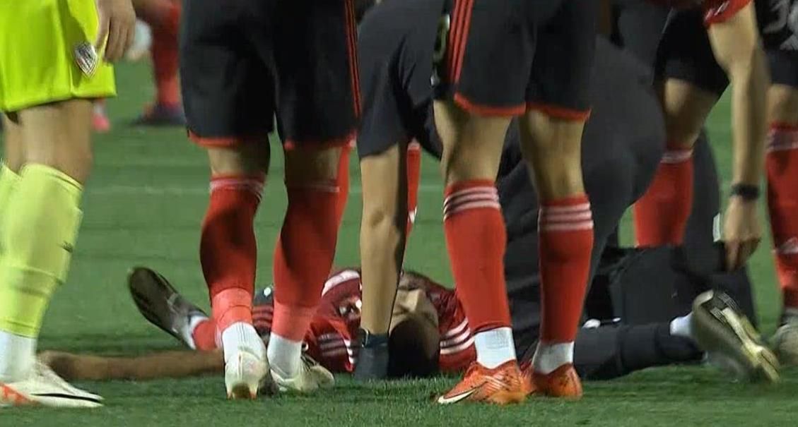 الامارات | نجم الأهلي يغمى عليه عقب فوز الزمالك بقمة الدوري المصري (فيديو)