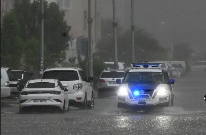 الامارات | 10 إجراءات وقائية من خطر الأمطار الغزيرة والصواعق والعواصف