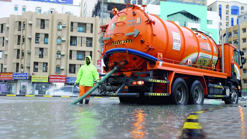الامارات | 450 صهريجاً و220 مضخة متنقلة لسحب المياه في الشارقة