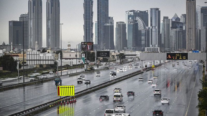 الامارات | شرطة دبي توفر مساعدة فورية للمتضررين من الأمطار