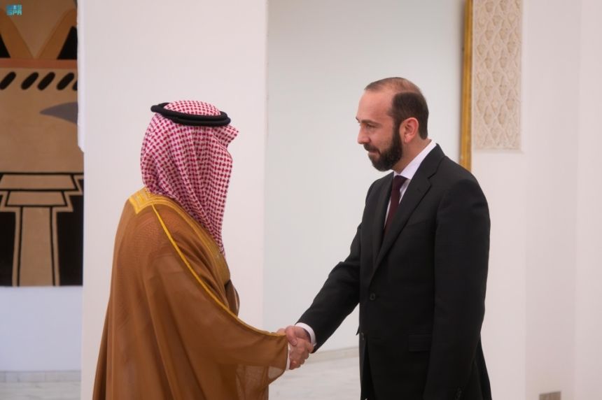 وزير الخارجية يبحث القضايا الإقليمية والدولية مع نظيره الأرميني