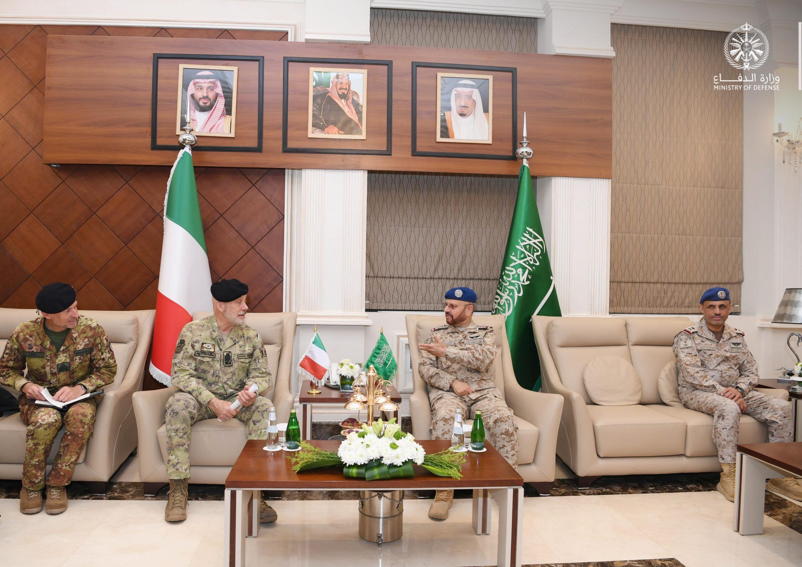 السعودية | الرويلي ورئيس أركان الدفاع الإيطالي يبحثان علاقات التعاون الدفاعي والعسكري