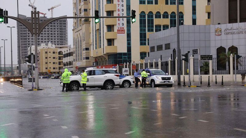الامارات | 65 دورية وخدمة مجتمعية في مناطق تجمعات الأمطار بالشارقة
