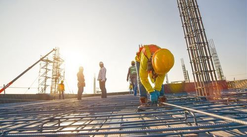 الامارات | 4 قنوات للإبلاغ عن مخالفات "الصحة والسلامة المهنية" في القطاع الخاص