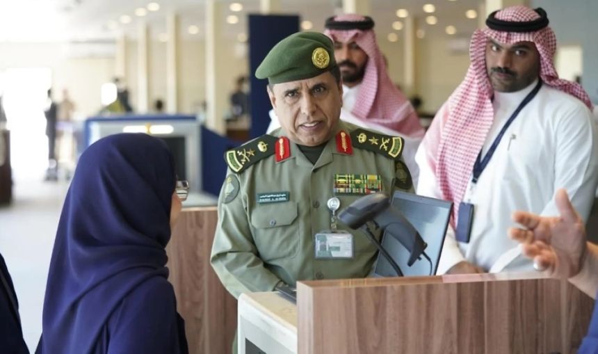 مدير عام الجوازات يتفقد سير العمل بمطار البحر الأحمر الدولي