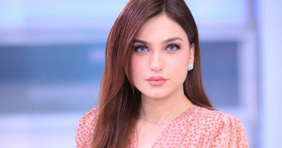 ياسمين عز بإطلالة أنيقة بجمبسوت أسود وهذا سعره