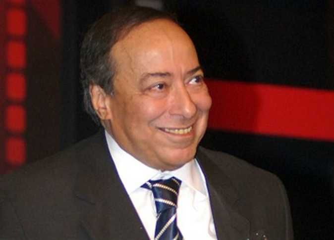 انفعال أحمد السعدني في جنازة والده.. عمرو أديب: أقل حاجة يعملها.. عارف يعني إيه أبوك ميت!
