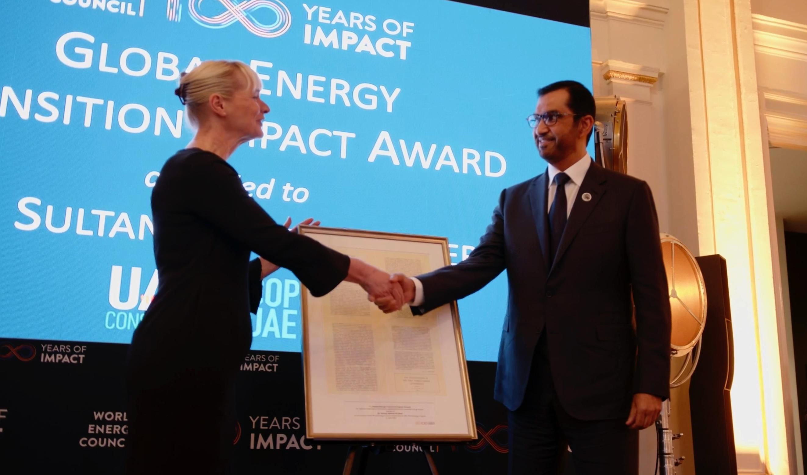 الامارات | رئيس COP28 يتسلم جائزة التأثير الإيجابي من "مجلس الطاقة العالمي"