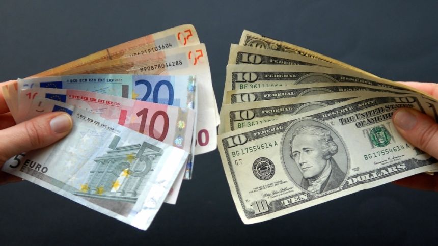 السباق نحو خفض أسعار الفائدة يمهد الطريق لتحولات في أسواق الصرف