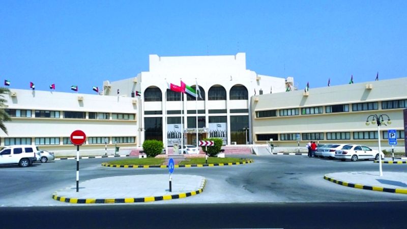 الامارات | بلدية أم القيوين تواصل جهودها في إزالة مخلفات الأمطار