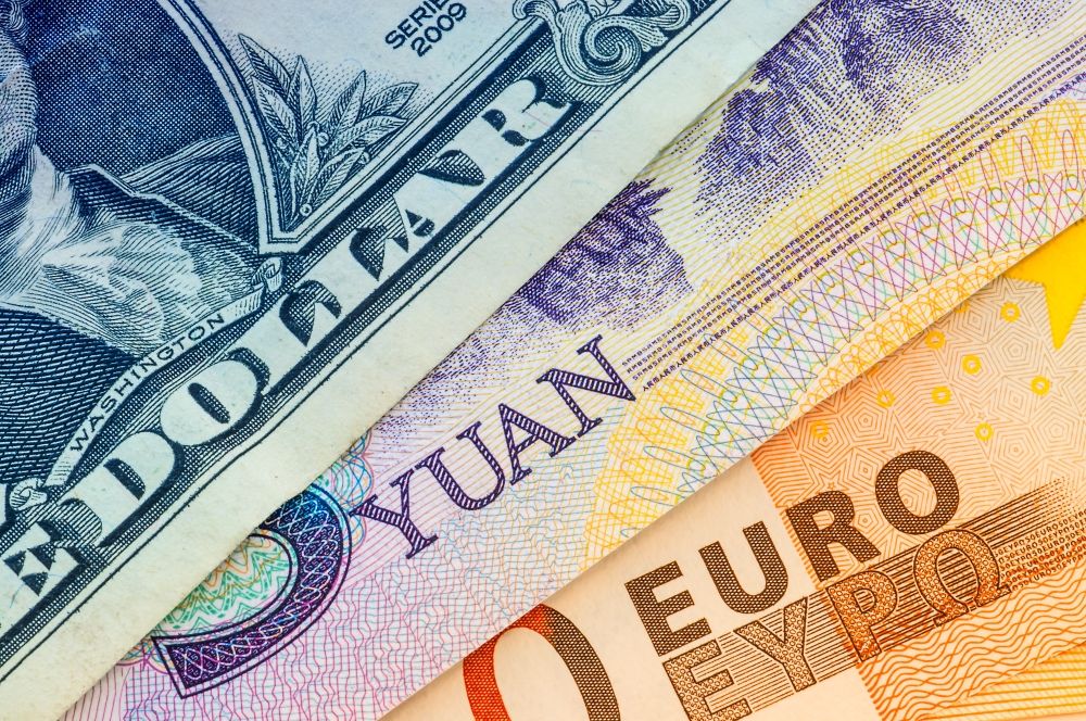 السباق نحو خفض أسعار الفائدة يمهد الطريق لتحولات في أسواق الصرف