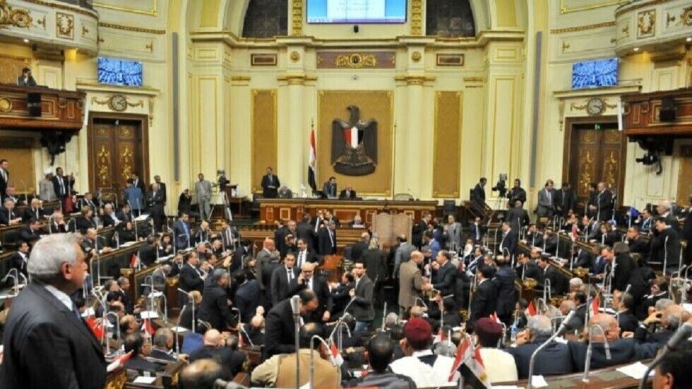 الامارات | فستان حنين يثير ضجة في مصر.. وتساؤلات للجزار في البرلمان