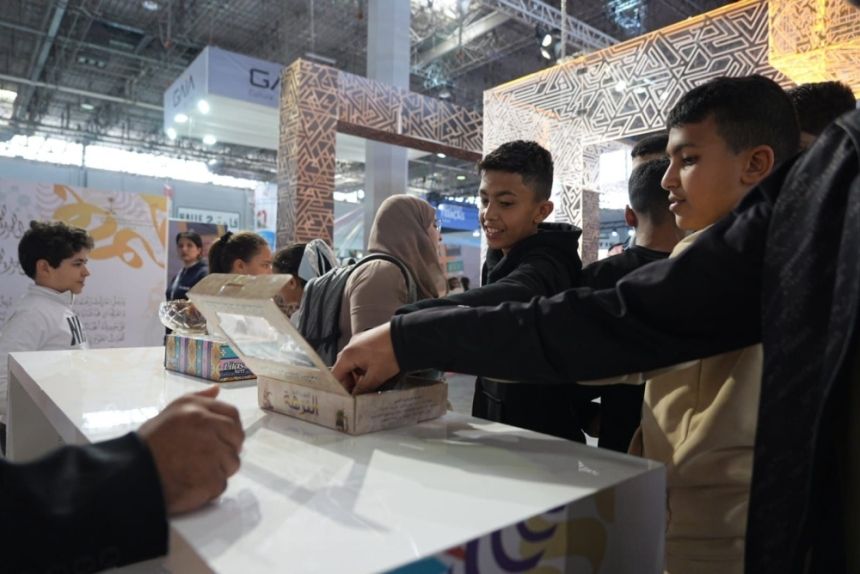 زوار معرض تونس الدولي للكتاب يتعرّفون على الفرص التعليمية بالسعودية