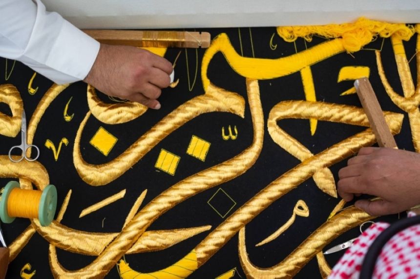 أنامل محترفة تنسج خيوط كسوة الكعبة المشرفة في معرض "منتدى العمرة والزيارة"