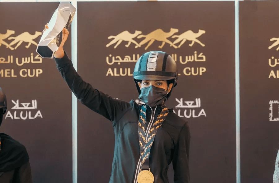 السعودية | ريما الحربي.. أول سعودية تفوز بلقب سباق الهجانة للسيدات