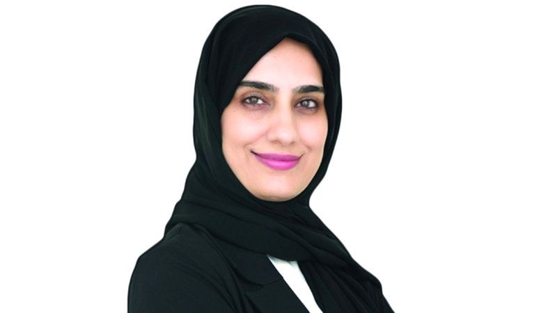 الامارات | مديرة مدرسة توصل الكتب إلى منازل الطلاب لحمايتهم من الأمطار