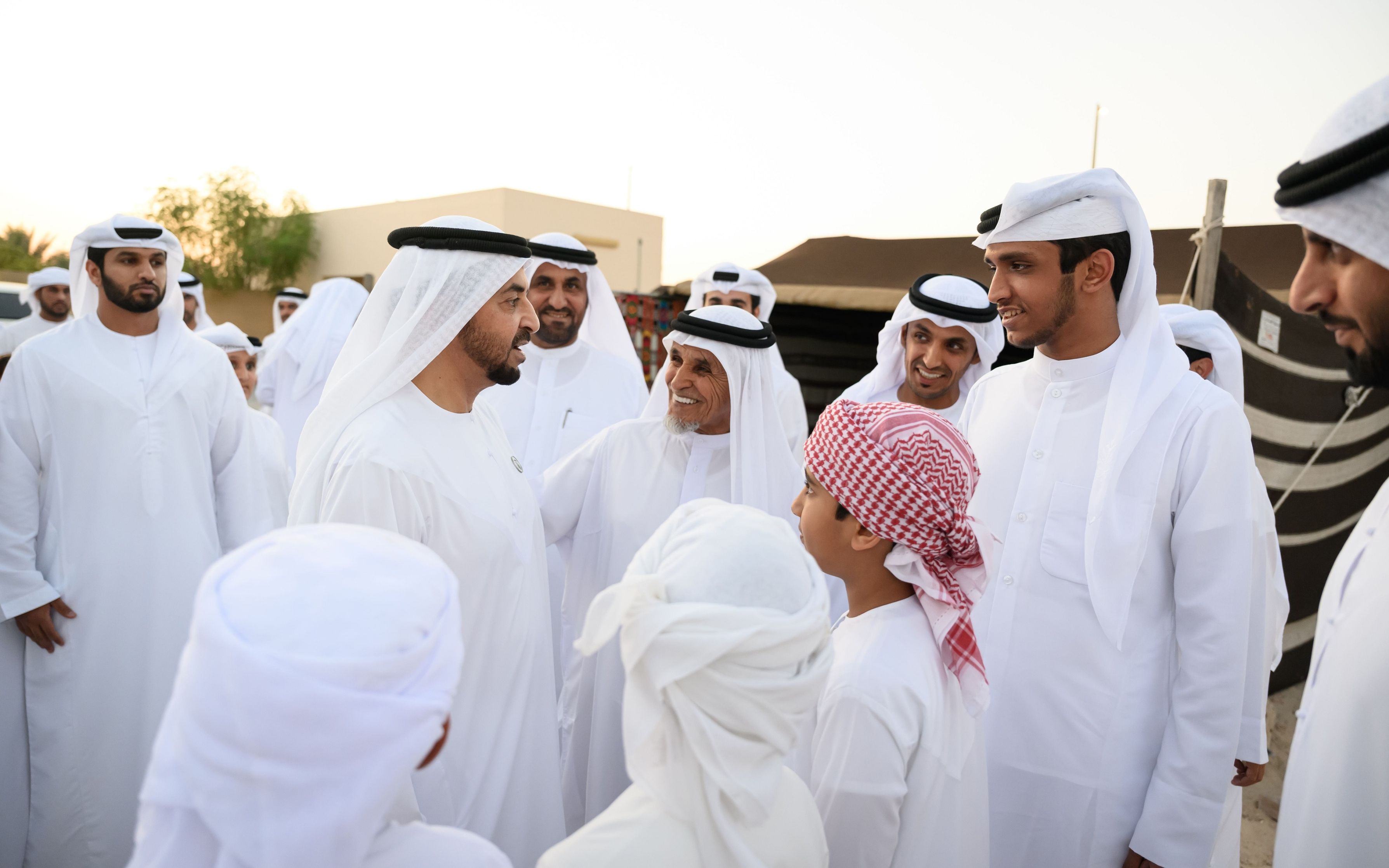 الامارات | حمدان بن زايد يستقبل عدداً من المواطنين بمجلس مدينة السلع ويزور المواطن سعيد سيف المنصوري بمنزله