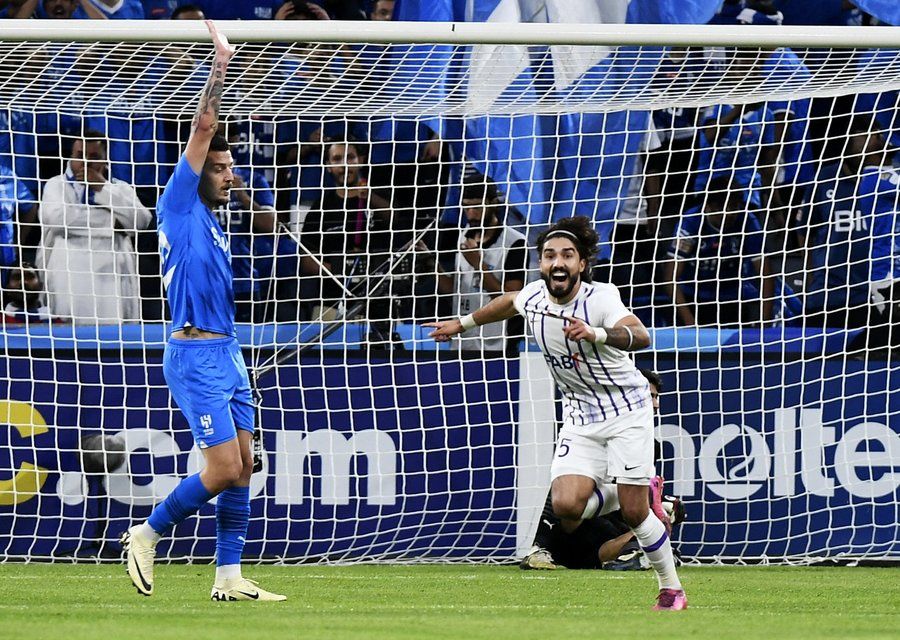 الامارات | حقيقة حركة لاعب العين "المستفزة" لجمهور الهلال! (فيديو)
