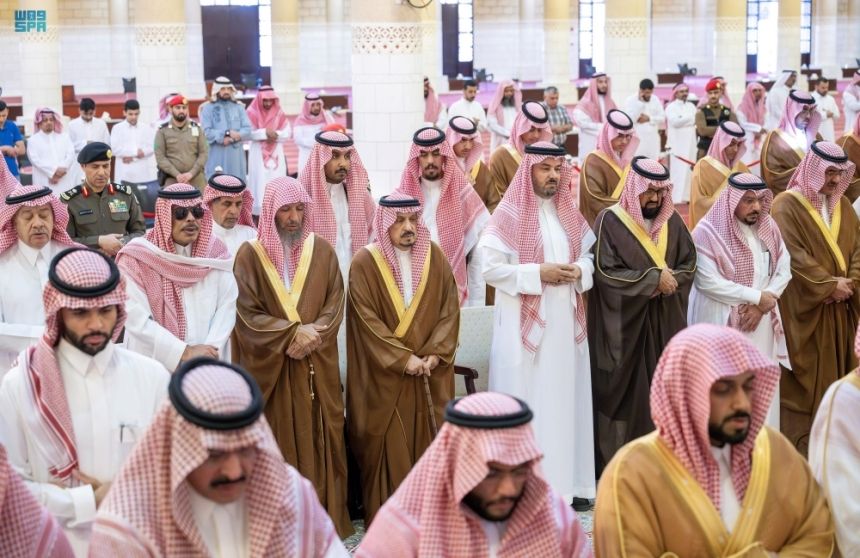 أمير الرياض يؤدي صلاة الميت على الأمير منصور بن بدر بن سعود بن عبد العزيز