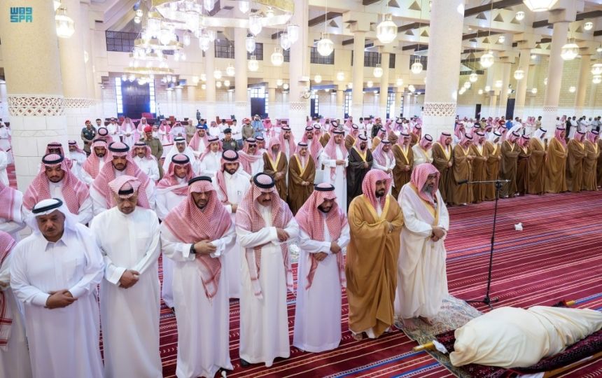 أمير الرياض يؤدي صلاة الميت على الأمير منصور بن بدر بن سعود بن عبد العزيز