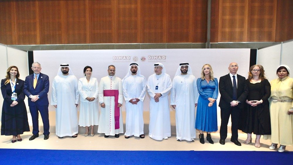 سيف بن زايد يشهد تخريج طلبة الماجستير في كلية ديهاد الإنسانية