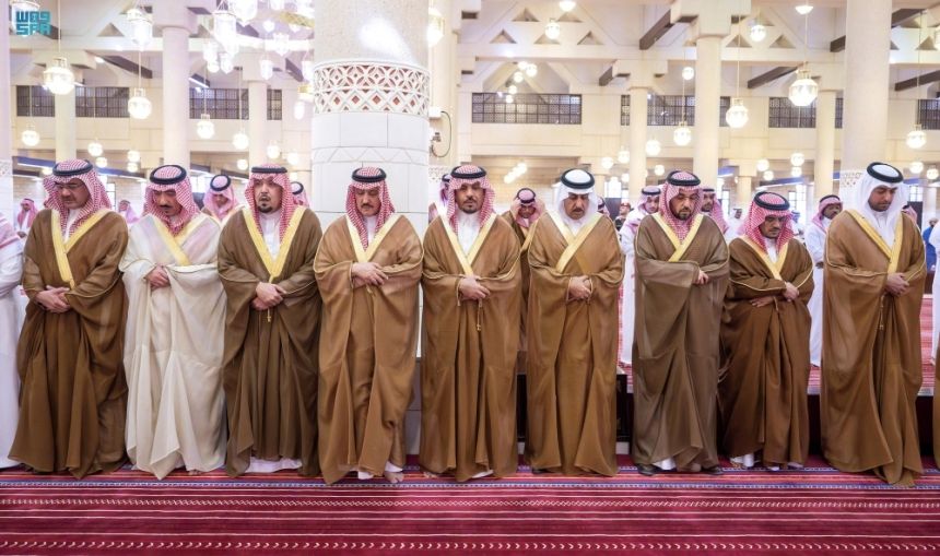 أمير الرياض يؤدي صلاة الميت على الأمير منصور بن بدر بن سعود بن عبد العزيز
