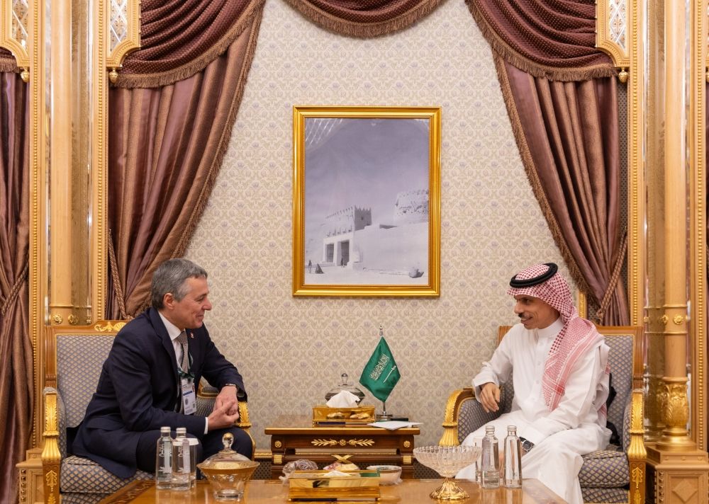 وزير الخارجية يستعرض العلاقات الثنائية مع نظيره السويسري