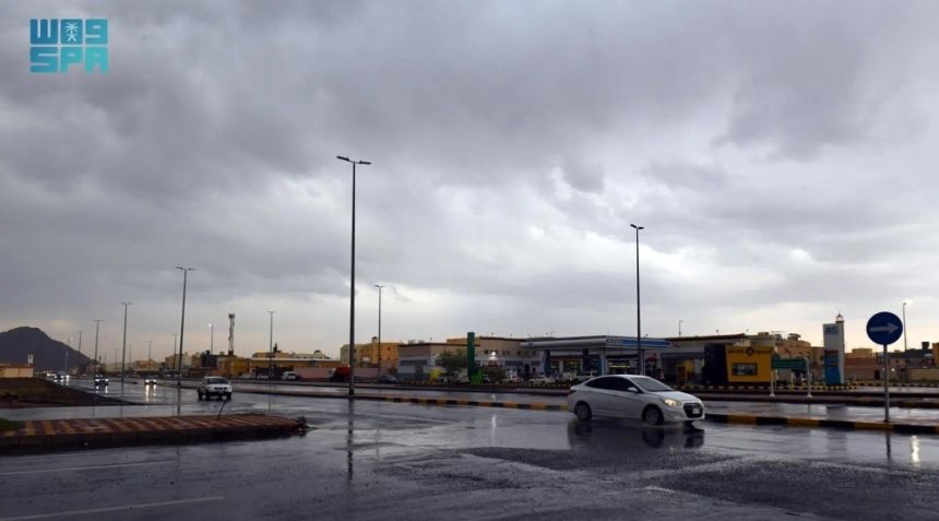 بالصور.. الأمطار ترسم صورًا طبيعية خلابة في المدينة المنورة