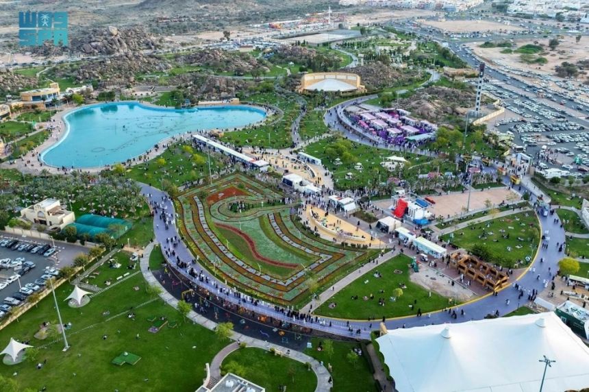 مهرجان الورد الطائفي.. فعاليات متميزة وأكبر سجادة زهور تجذب الزوار