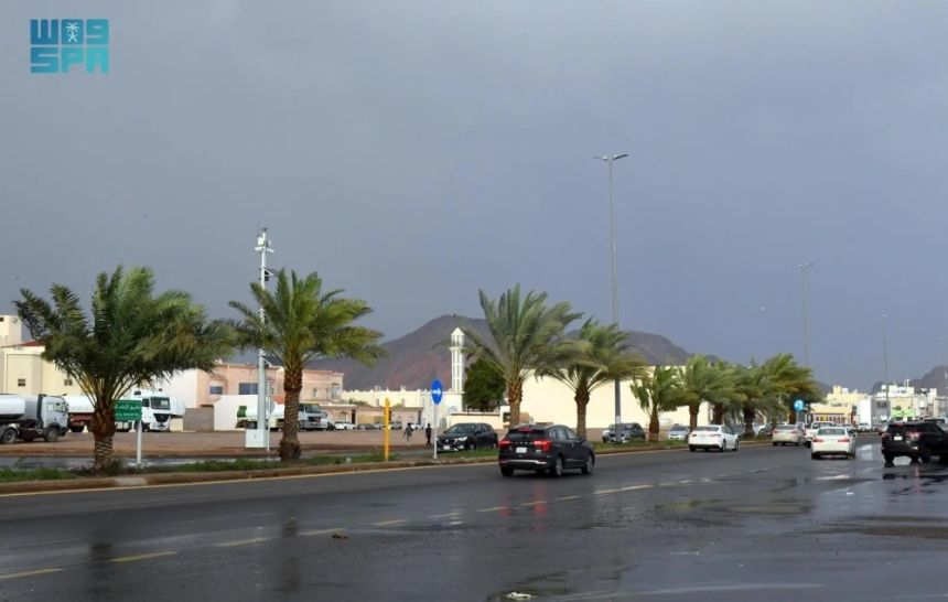 بالصور.. الأمطار ترسم صورًا طبيعية خلابة في المدينة المنورة