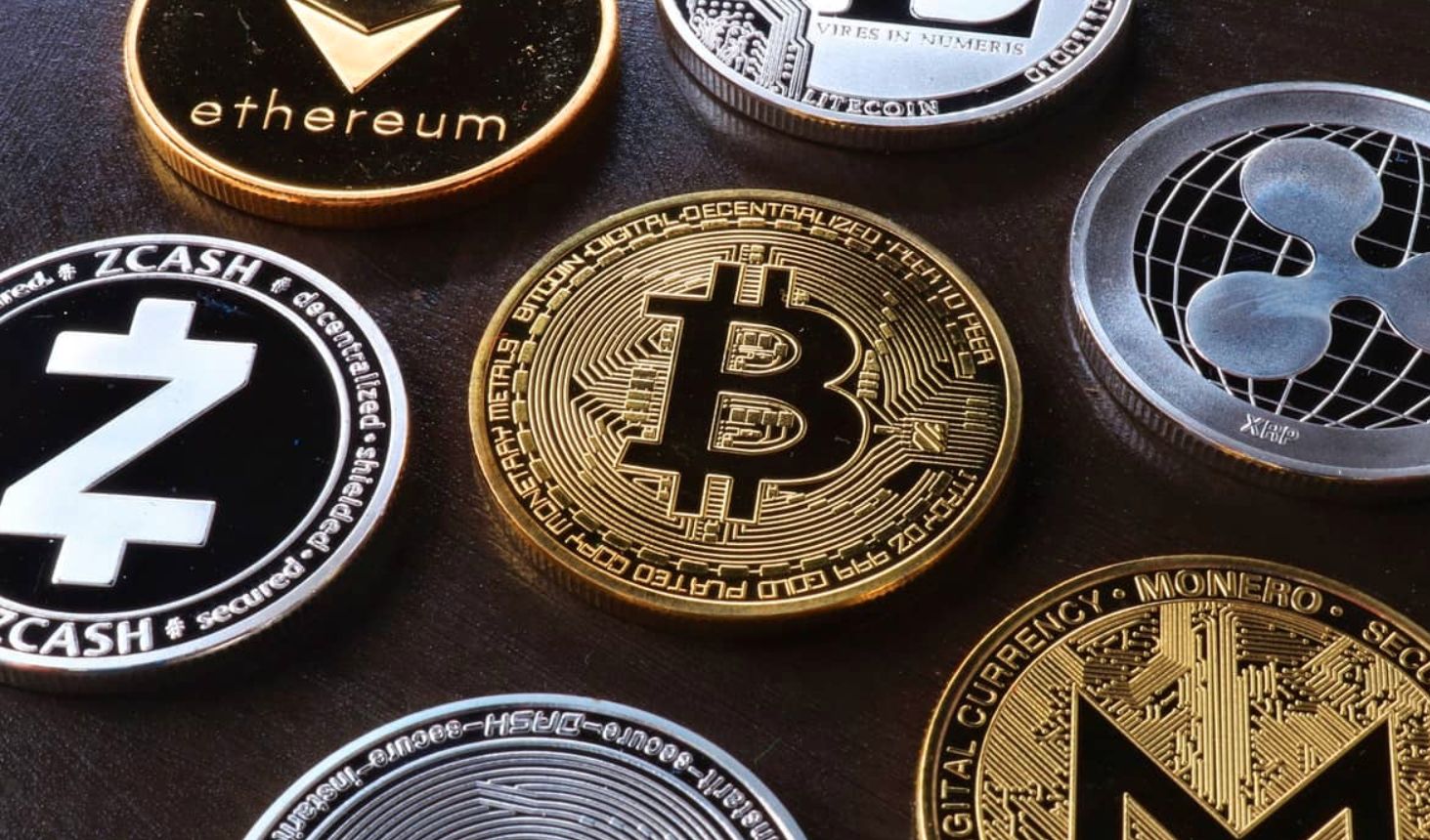 تراجع سعر البيتكوين إلى أدنى مستوى له منذ 10 أيام: إليكم أبرز العملات الرقمية البديلة المتأثرة بهذا الهبوط!