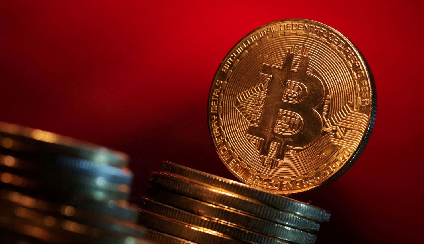 هل ستنخفض عملة البيتكوين أكثر وتزور مستوى 50 ألف دولار؟