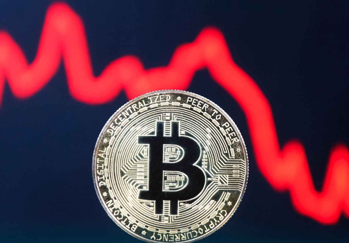 ما العوامل التي أثرت على سعر البيتكوين وجعلته يهبط لمستوى 57 ألف دولار؟