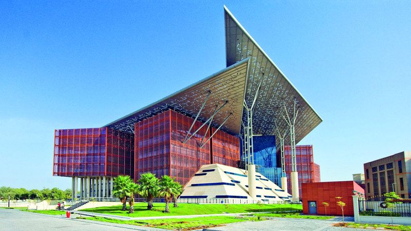 الامارات | إلزام شابين بردّ 23 ألف درهم لفتاة