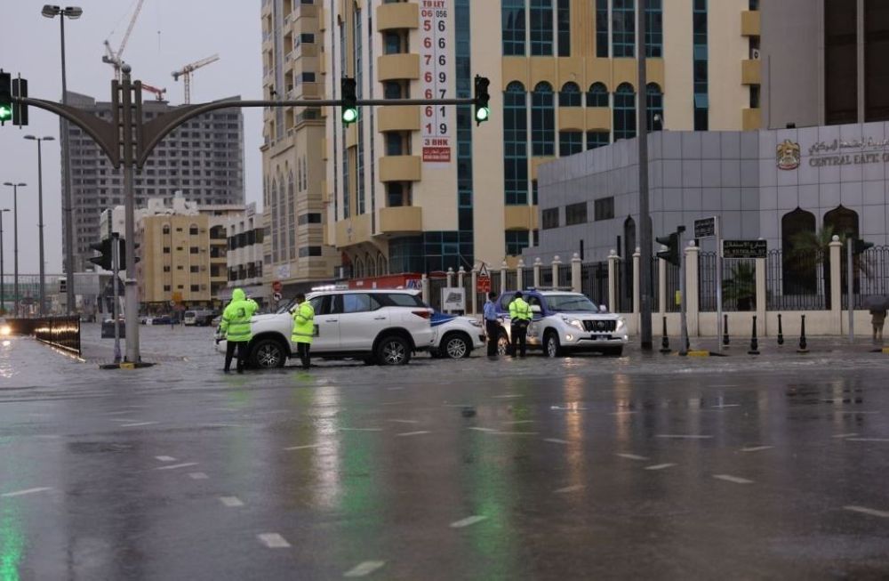 العمل والدراسة عن بعد.. الإمارات ترفع حالة التأهب استعدادًا للأمطار