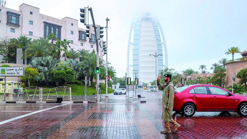 الامارات | شرطة دبي تنشر دوريات في مختلف التقاطعات خلال الأمطار