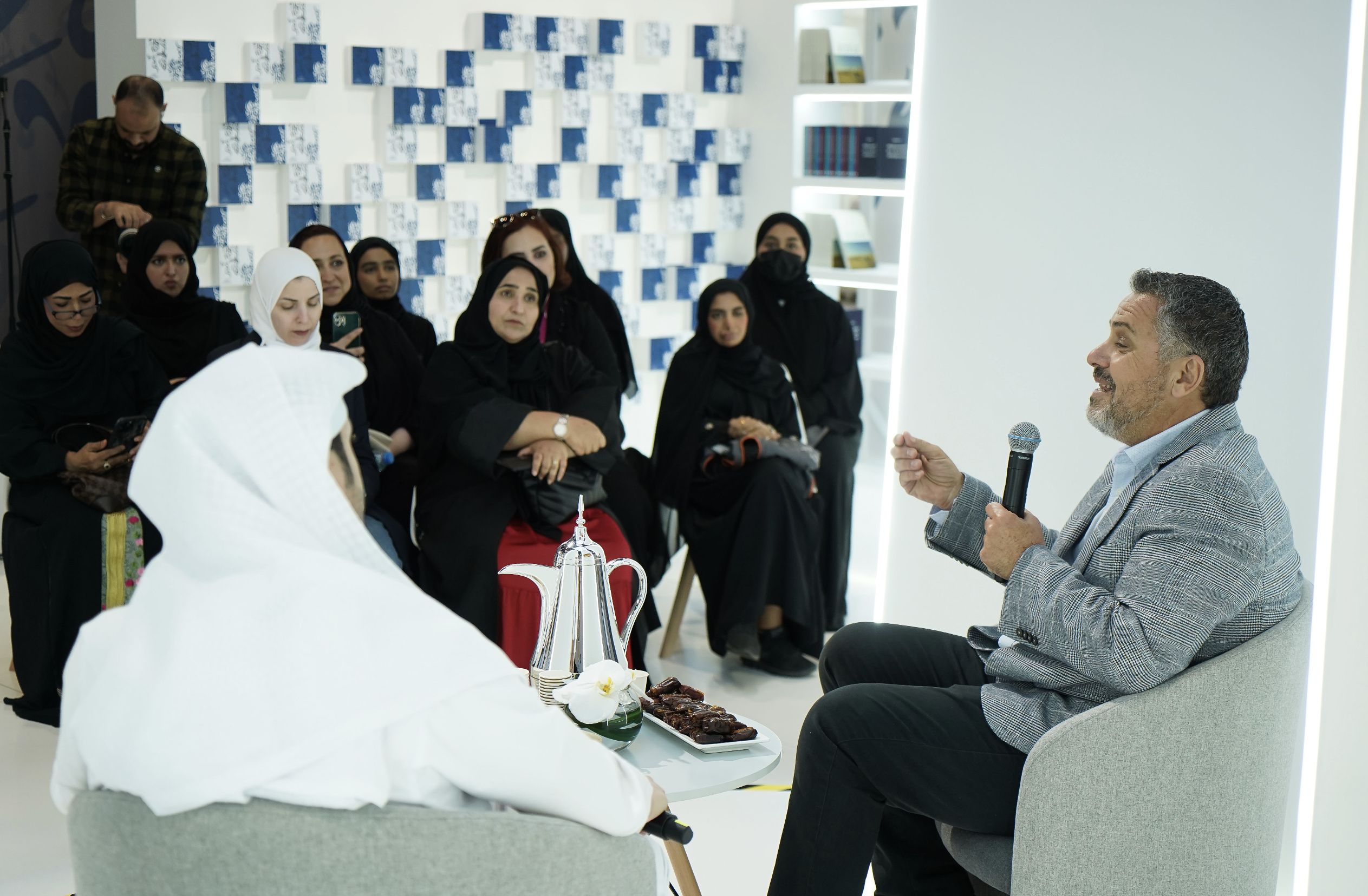 الامارات | جلسة نقاشية تستعرض الدروس القيادية في مسيرة محمد بن راشد