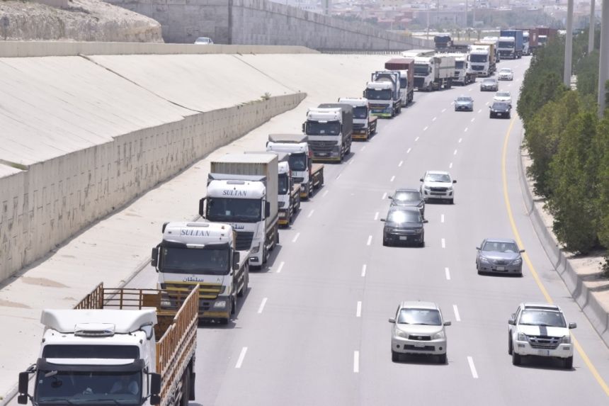 النقل: تجاوز حمولات الشاحنات يهدد سلامة الطرق
