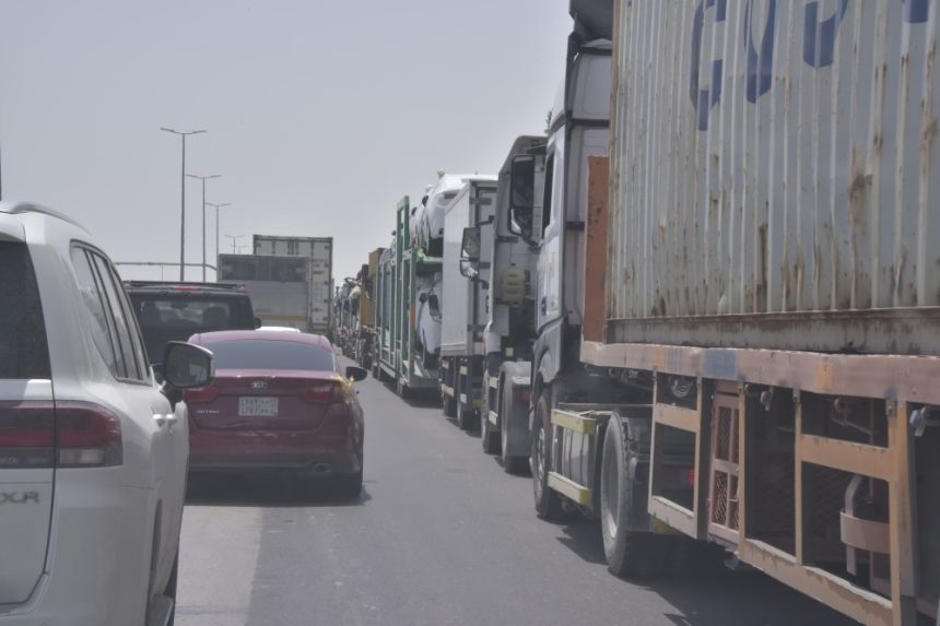 النقل: تجاوز حمولات الشاحنات يهدد سلامة الطرق