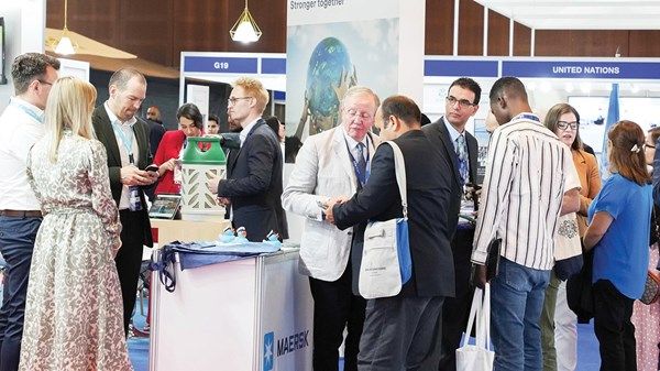 مشاركون في «ديهاد»: الإمارات رائدة العمل الإنساني