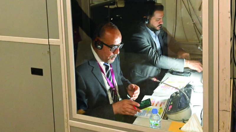 الامارات | جنود مجهولون في «أبوظبي للكتاب».. بـ «كبائن» معزولة عن الضوضاء