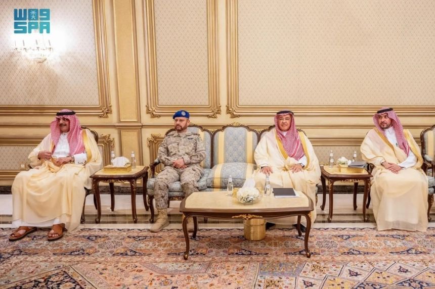 وزير الدفاع يبحث التعاون في المجال العسكري مع نظيره البوركيني