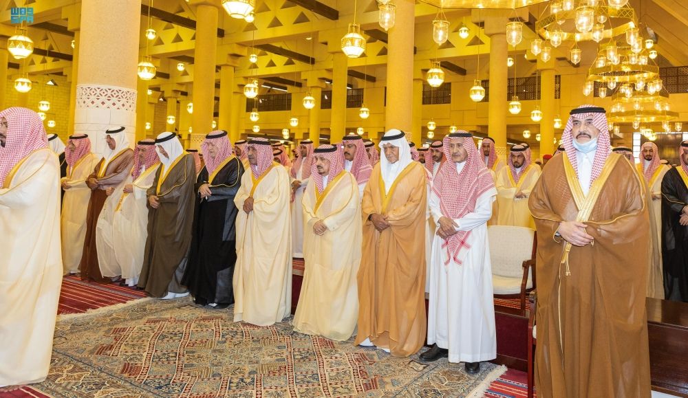 أمير الرياض يؤدي صلاة الميت على الأمير بدر بن عبدالمحسن