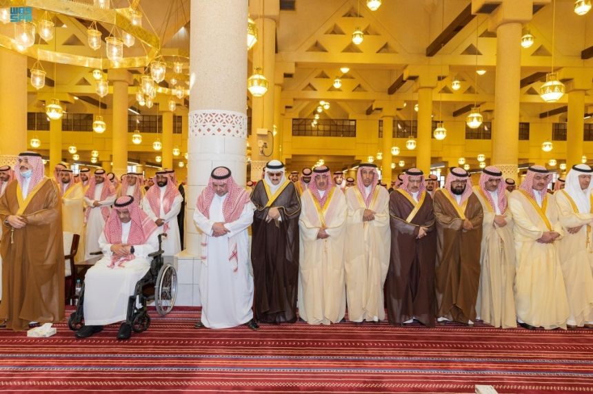 أمير الرياض يؤدي صلاة الميت على الأمير بدر بن عبدالمحسن