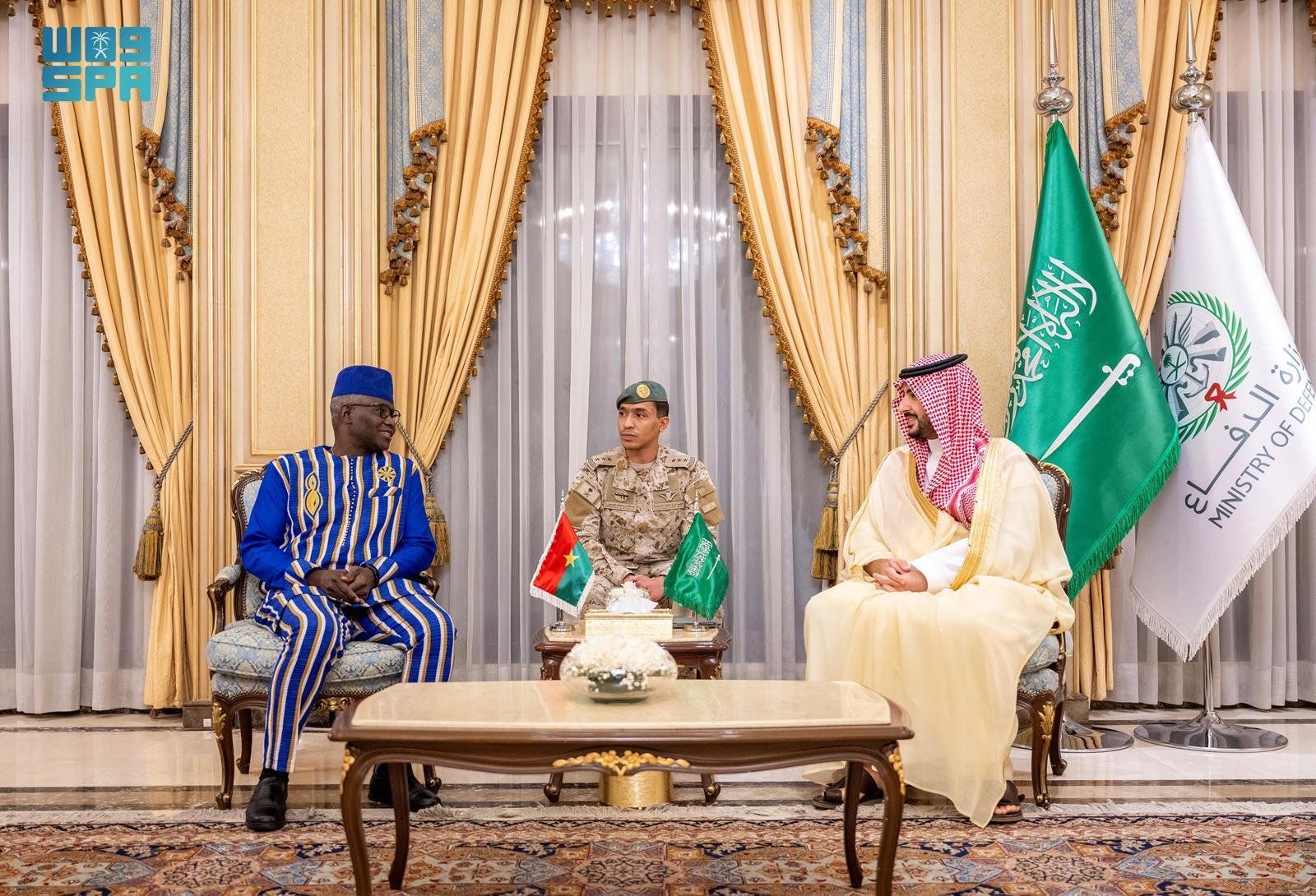 السعودية | وزير الدفاع يلتقي وزير الدفاع والمحاربين القدامى البوركيني