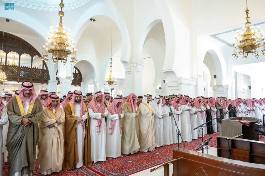 نائب أمير الرياض يؤدي صلاة الميت على والدة الأمير سلطان بن محمد بن عبدالعزيز آل سعود بن فيصل آل سعود