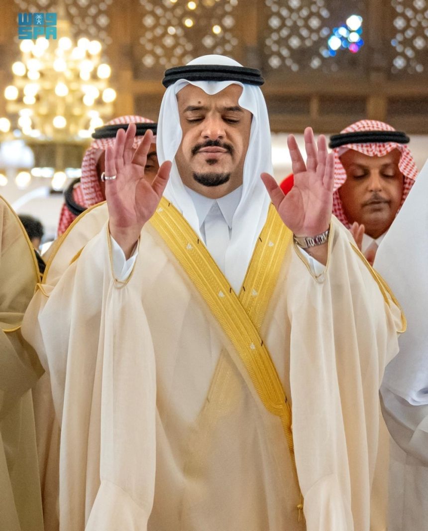 نائب أمير الرياض يؤدي صلاة الميت على والدة الأمير سلطان بن محمد بن عبدالعزيز آل سعود بن فيصل آل سعود