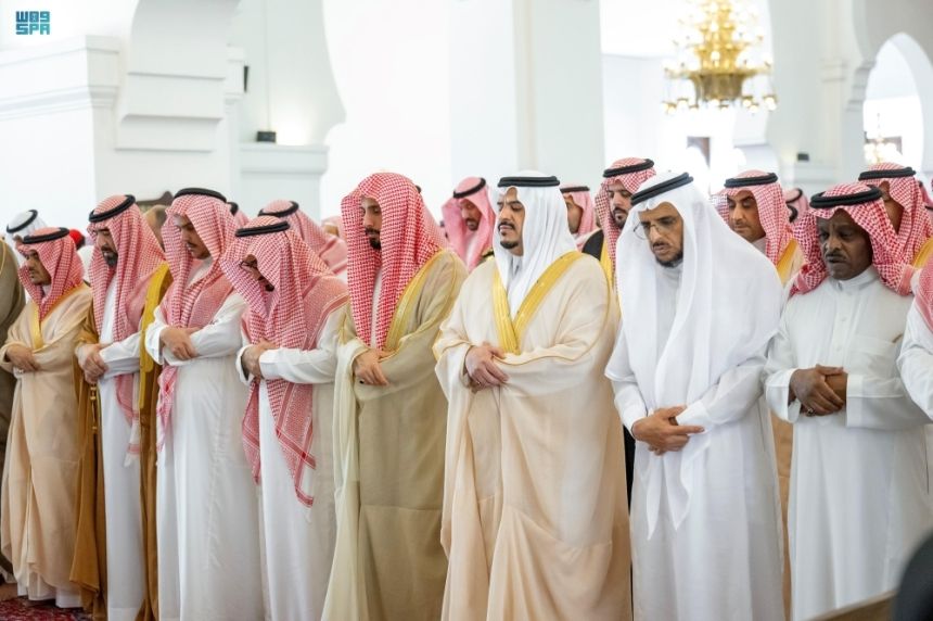 نائب أمير الرياض يؤدي صلاة الميت على والدة الأمير سلطان بن محمد بن عبدالعزيز آل سعود بن فيصل آل سعود